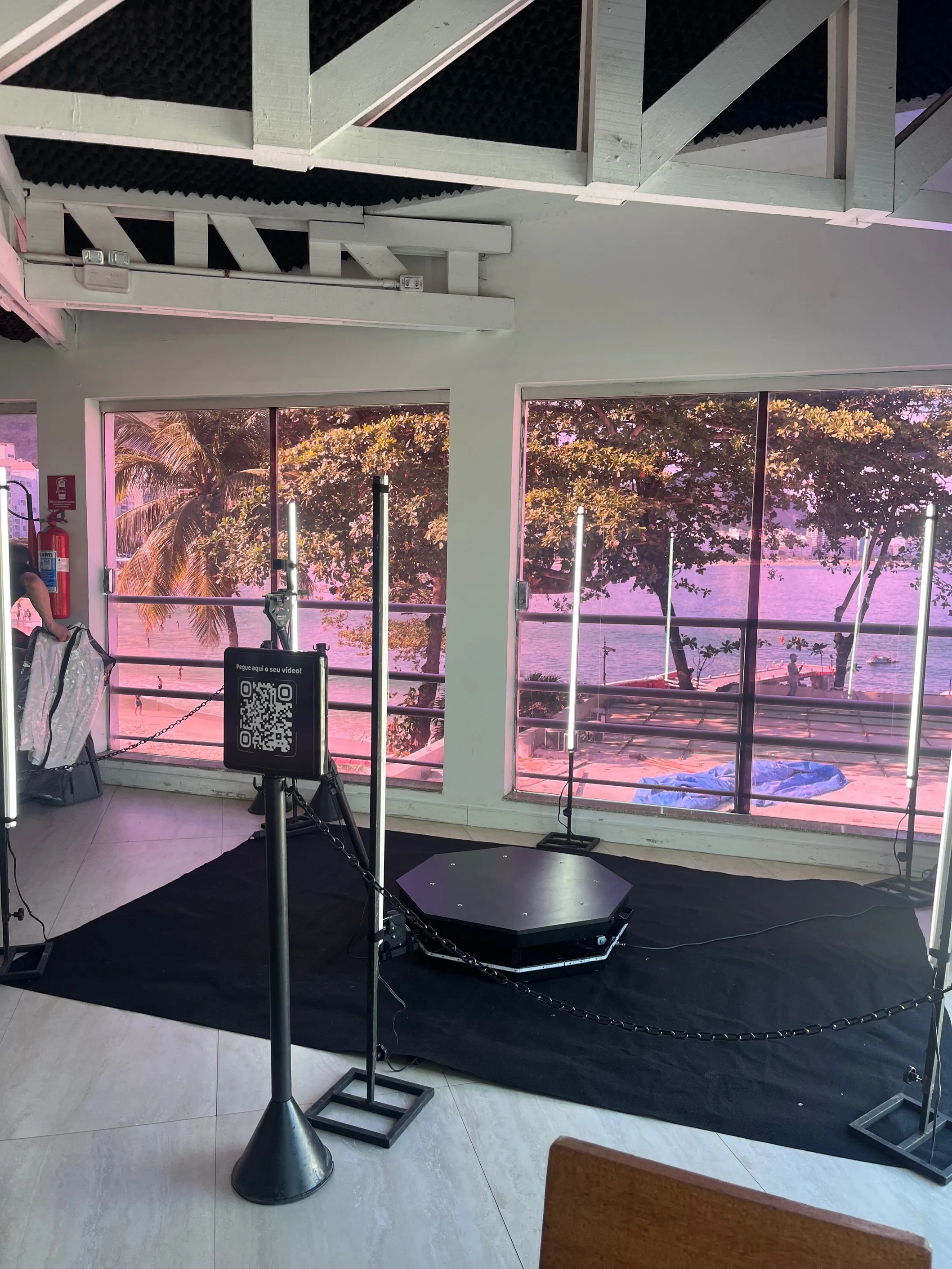 Plataforma de vídeo D-PLAY 360 em close detalhado com iluminação.