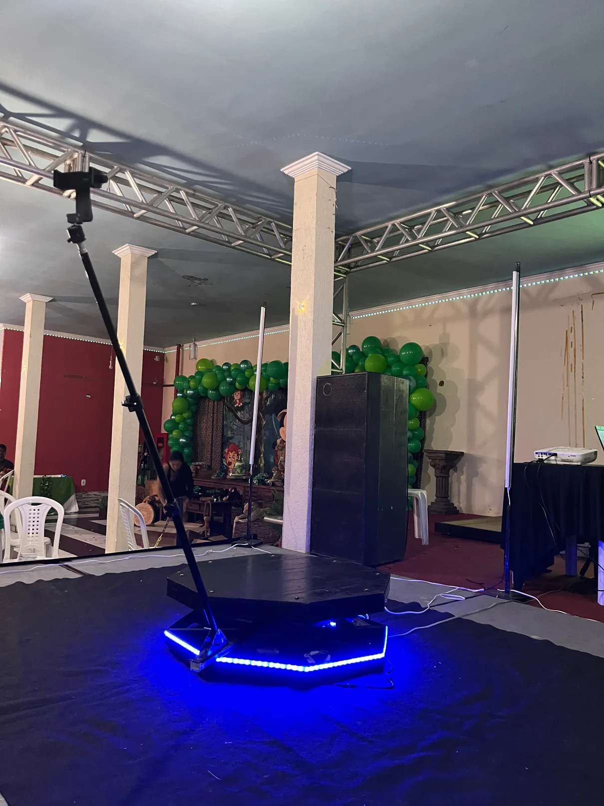 Plataforma de vídeo 360 montada sob o palco com grid de iluminação azul.