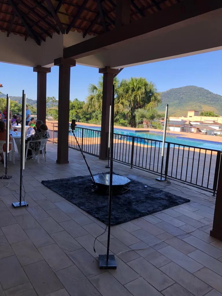 Plataforma de vídeo 360 em evento corporativo sofisticado ao ar livre com deck e piscina.